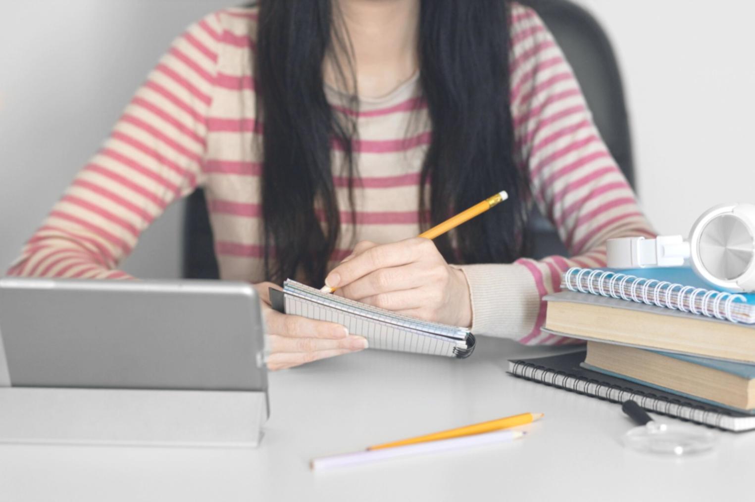 Environnement de formation moderne avec espaces de travail collaboratifs pour l'apprentissage de la gestion financière